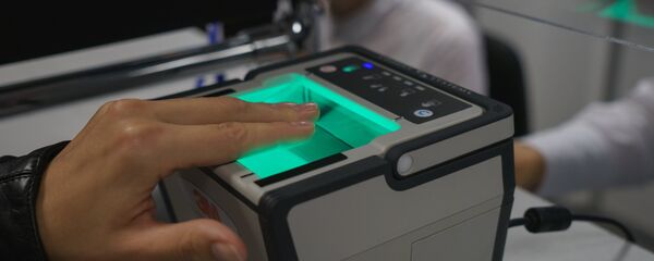 Процедура снятия биометрических данных в визовом центре, архивное фото - Sputnik Таджикистан