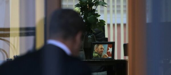 Москвичи несут цветы к посольству Кубы в Москве в память о Фиделе Кастро - Sputnik Таджикистан