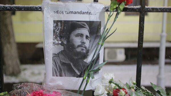 Москвичи несут цветы к посольству Кубы в Москве в память о Фиделе Кастро - Sputnik Таджикистан