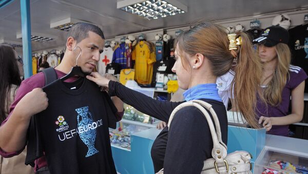 Мужчина выбирает футболку - Sputnik Таджикистан