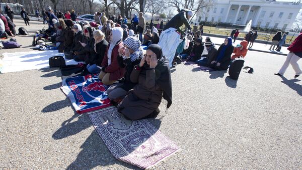 Мусульманские женщины во время молитвы возле Белого дома в Вашингтоне, архивное фото - Sputnik Таджикистан