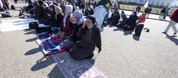 Занони мусалмон дар вақти шузоштани намоз дар Вашингтон дар назди Кохи Сафед - Sputnik Тоҷикистон