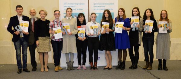 Маросими ҷоизасупории ғолибони олимпиадаи байналмиллилӣ аз фанни забони русӣ. Акс аз бойгонӣ - Sputnik Тоҷикистон