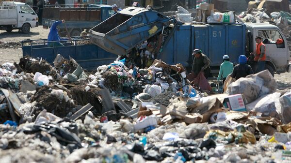 Рабочие на городской свалке, архивное фото - Sputnik Таджикистан