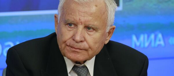 Председатель комиссии по гражданской авиации Общественного совета Ространснадзора, заслуженный пилот СССР Олег Смирнов, архивное фото - Sputnik Таджикистан