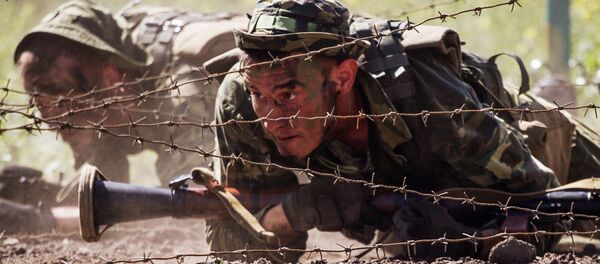 Солдаты во время прохождения полосы препятствий, архивное фото Солдаты во время прохождения полосы препятствий, архивное фото - Sputnik Таджикистан