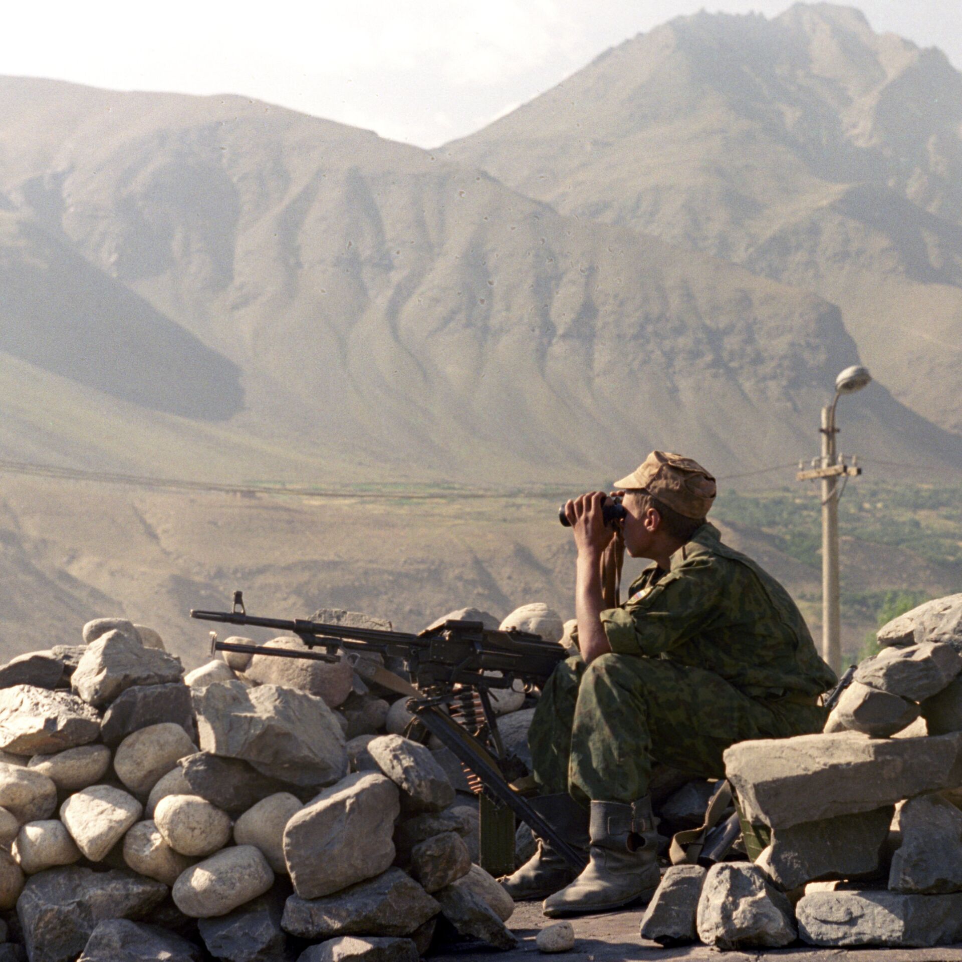 Пост на таджикский. Хорог таджико-Афганская граница. Таджико Афганская граница Памир. Пограничная застава таджико Афганская граница. Таджико-Афганская граница 1996.
