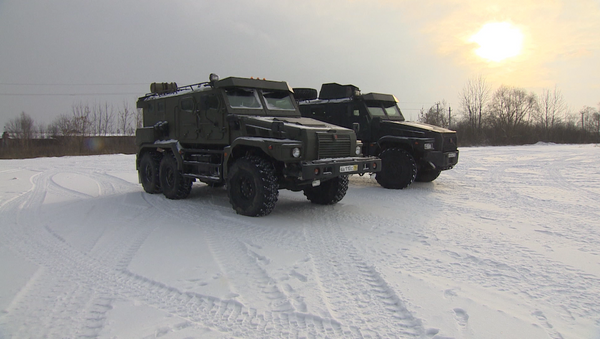 Новый 12-тонный бронемобиль Патруль: тестирование в условиях снега - Sputnik Таджикистан