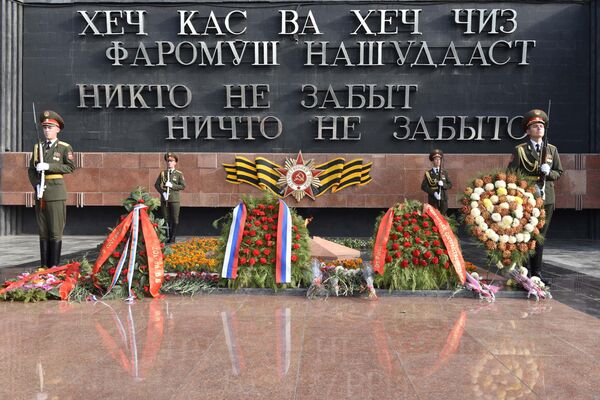 Возложение венков в парке Победы в Душанбе Возложение венков в парке Победы в Душанбе - Sputnik Таджикистан