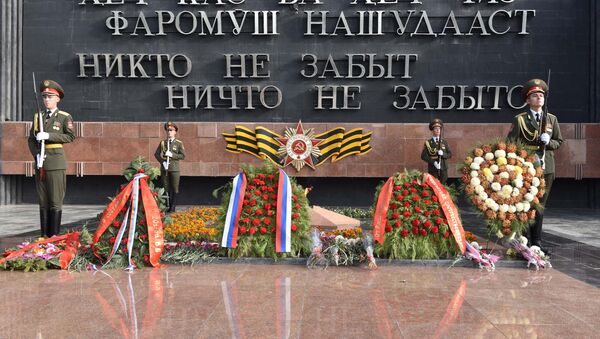Возложение венков в парке Победы в Душанбе - Sputnik Таджикистан