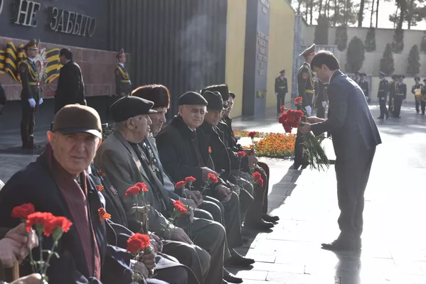 Дар Душанбе вохӯрӣ бахшида ба 75-умин солгарди муборизаи назди Маскав баргузор гардид Дар Душанбе вохӯрӣ бахшида ба 75-умин солгарди муборизаи назди Маскав баргузор гардид - Sputnik Тоҷикистон