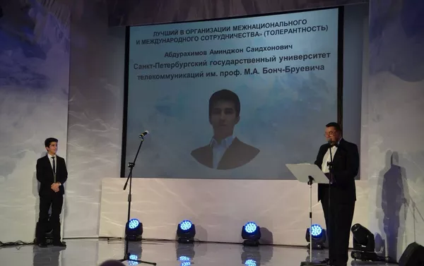 Амин Абдураҳимов дар маросими тӯҳфасупорӣ Амин Абдураҳимов дар маросими тӯҳфасупорӣ - Sputnik Тоҷикистон