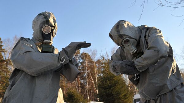Спасатели в костюмах радиационной защиты, архивное фото - Sputnik Таджикистан
