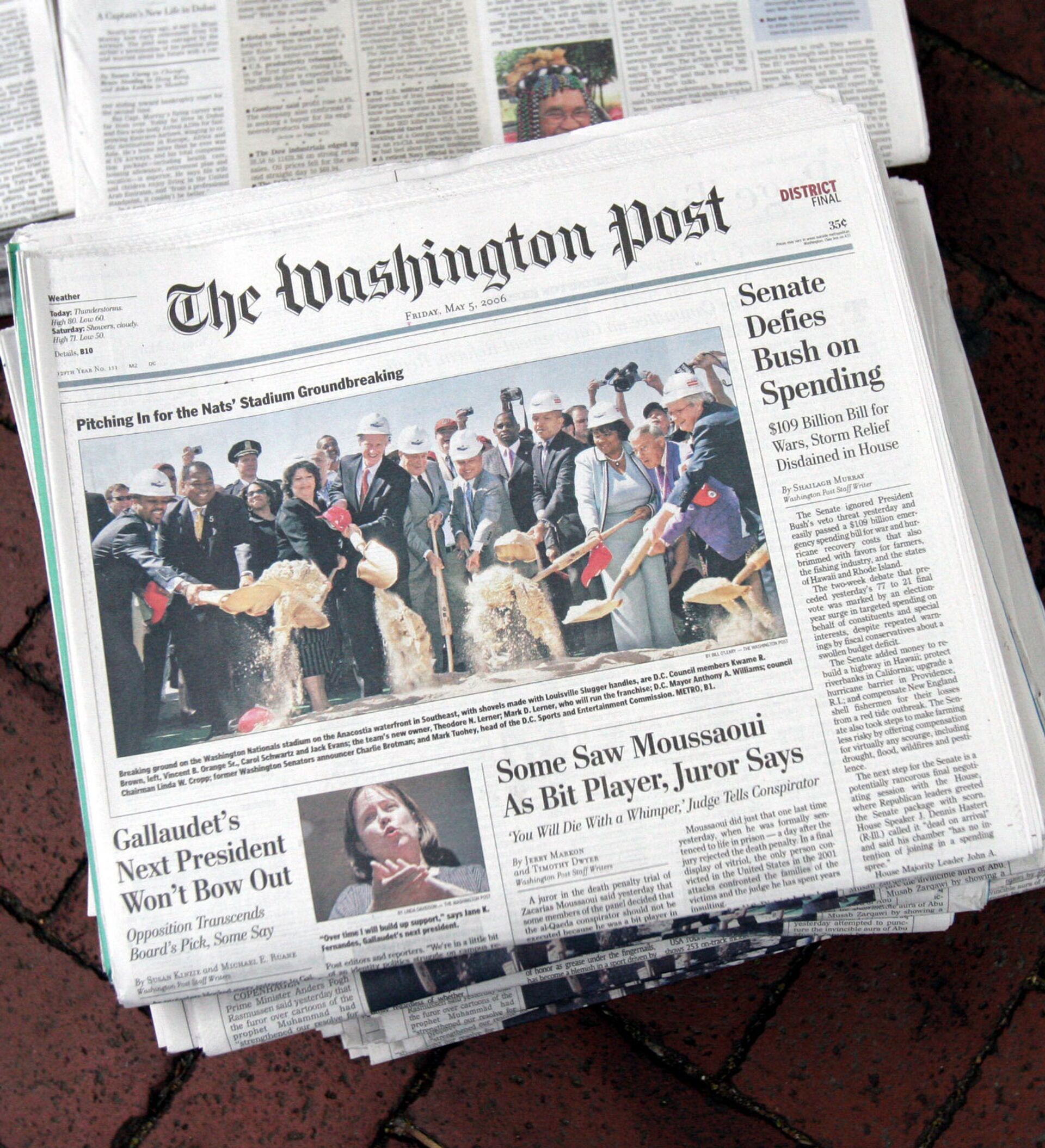 Washington post. The Washington Post газета. Пост в газете. Обложка Вашингтон пост. Washington Post newspaper.