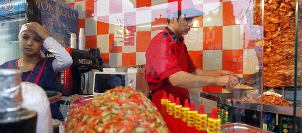 Торговые палатки у станций метрополитена Торговые палатки у станций метрополитена - Sputnik Таджикистан