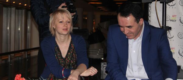 Певец Абдумамад Бекмамадов и режиссер Анна Моисеенко, архивное фото Певец Абдумамад Бекмамадов и режиссер Анна Моисеенко, архивное фото - Sputnik Таджикистан