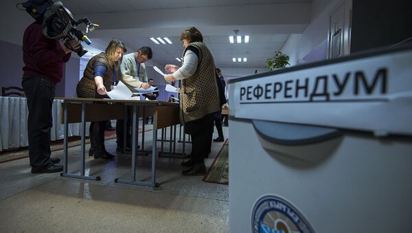 Подсчет голосов на выборах в местные кенеши и референдум на одном из избирательных участков Бишкека - Sputnik Таджикистан