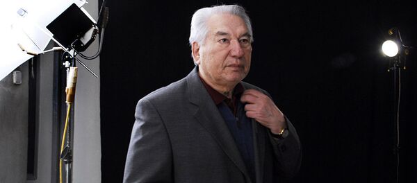Айтматов дар фотостудияи Федоров Айтматов дар фотостудияи Федоров - Sputnik Тоҷикистон