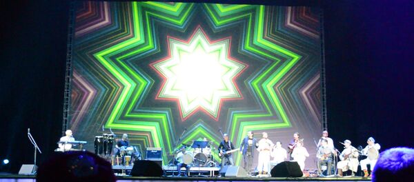 Консерти бошукӯҳ бахшида ба 80-солагии Шоҳ Карим ал-Ҳусайнӣ. Акс аз бойгонӣ - Sputnik Тоҷикистон