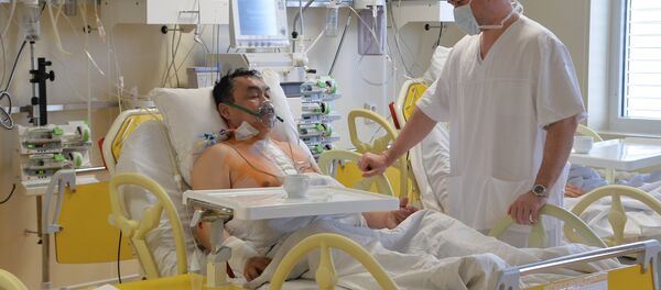 Врач проводит осмотр пациента, архивное фото - Sputnik Тоҷикистон