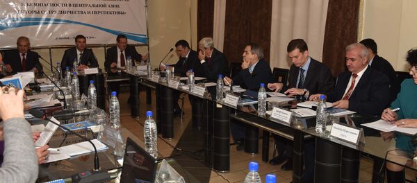 Участники круглого стола Участники круглого стола - Sputnik Таджикистан