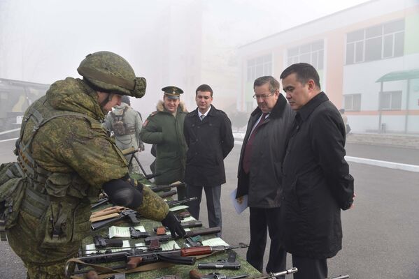 Слева направо: Нурлан Сейтимов, Игорь Лякин-Фролов и Михаил Вождаев на выставке вооружений 201-й РВБ - Sputnik Таджикистан
