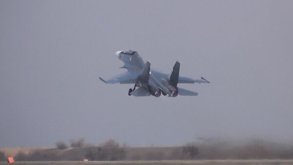 Истребители Су-30СМ в небе над Крымом. Кадры тренировочного полета - Sputnik Таджикистан