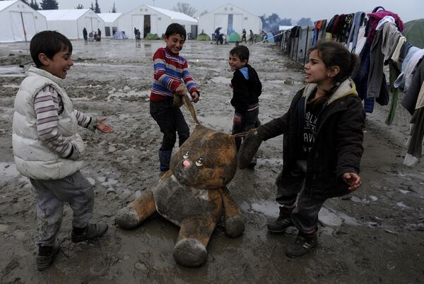 Дети играют в лагере беженцев на греко-македонской границе - Sputnik Таджикистан
