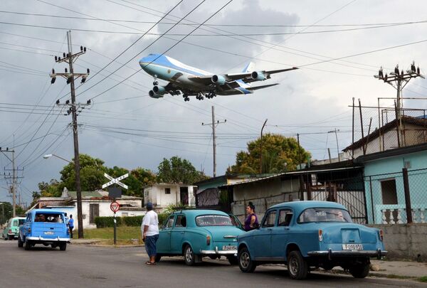 Самолет Барака Обамы во время посадки в Гаване - Sputnik Таджикистан