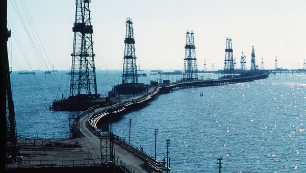Нефтяные вышки на Каспии, архивное фото - Sputnik Таджикистан