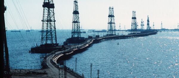 Нефтяные вышки на Каспии, архивное фото Нефтяные вышки на Каспии, архивное фото - Sputnik Таджикистан