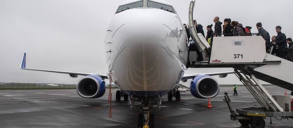 Пассажиры во время посадки в самолет, архивное фото - Sputnik Таджикистан