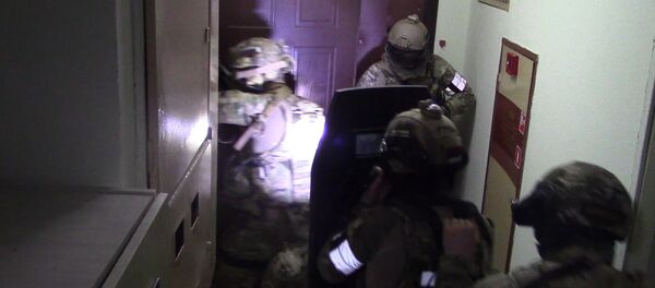 Силовики задержали боевиков за подготовку терактов в Москве. Кадры спецоперации - Sputnik Таджикистан