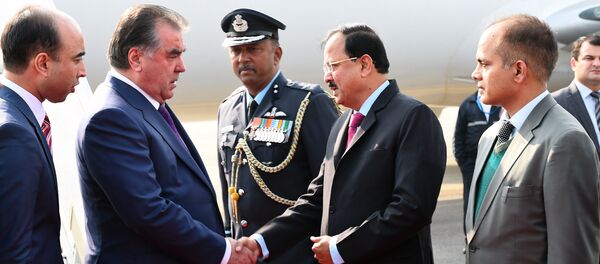 Эмомали Рахмон в аэропорту Нью-Дели - Sputnik Таджикистан