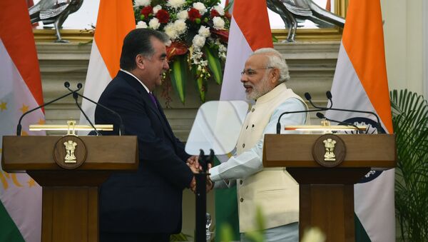 Президент Таджикистана Эмомали Рахмон и премьер-министр Индии Нарендра Моди - Sputnik Таджикистан