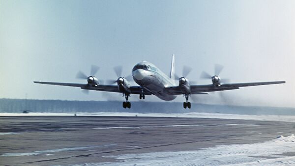 Пассажирский самолет Ил-18, архивное фото - Sputnik Таджикистан