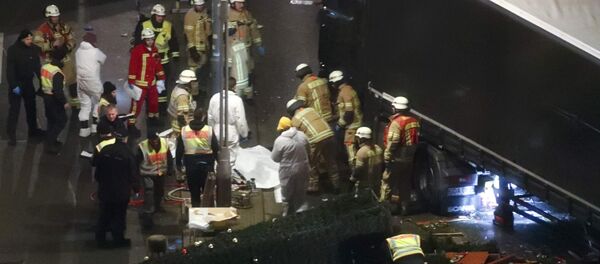 Наҷотдиҳандагон ва полис дар ҷойи ҳодиса дар Берлин - Sputnik Тоҷикистон