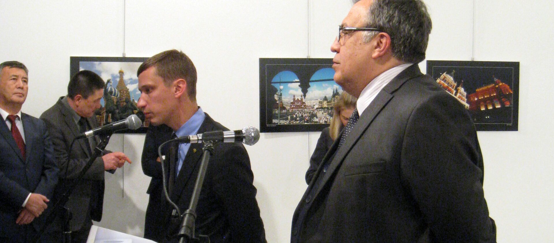 Посол России в Турции Андрей Карлов на выставке в Анкаре - Sputnik Таджикистан, 1920, 04.01.2017