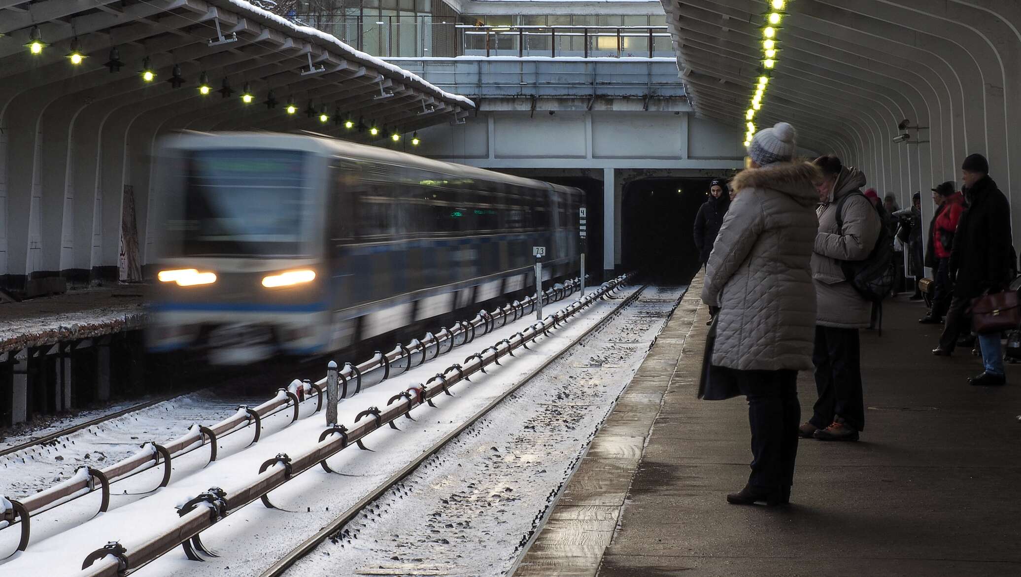 Метро идет. Рельсы метро. Наружное метро. Метро зимой. Метрополитен зимой.