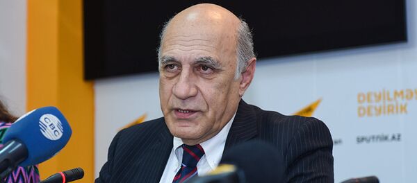 Политолог Фикрет Садыхов в мультимедийном пресс-центре Sputnik Азербайджан - Sputnik Таджикистан