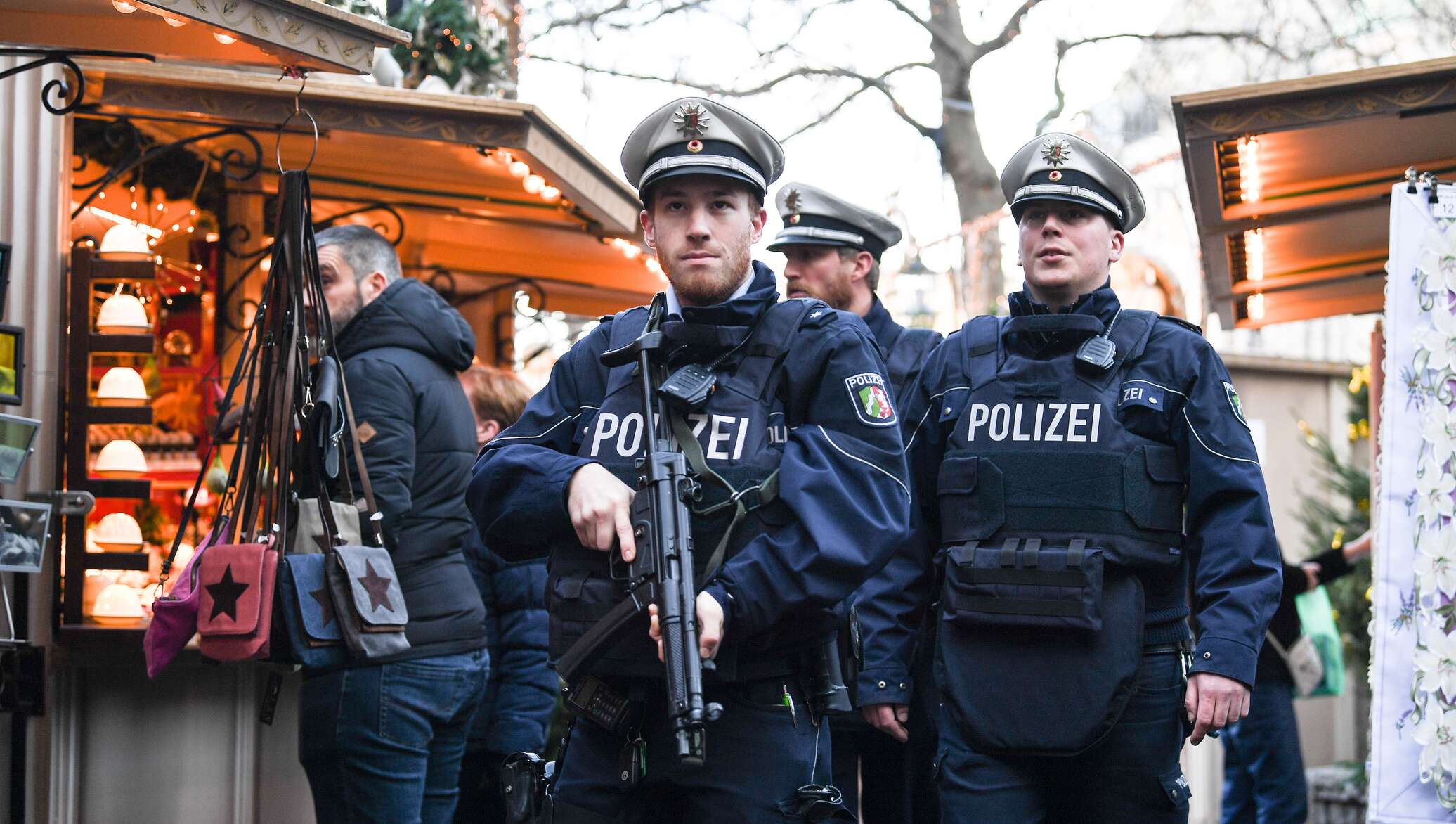 Germany today. Берлинская полиция. Полиция Германии. Полицейские Берлина. Румынская полиция.