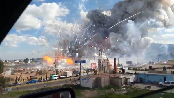 Сотни фейерверков в небе и столб дыма - в Мексике взорвался рынок пиротехники - Sputnik Таджикистан