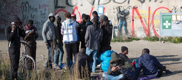 Беженцы в лагере Джунгли в Кале во Франции, архивное фото - Sputnik Таджикистан