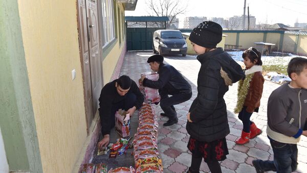 Детям-инвалидам в Душанбе раздали подарки к Новому году - Sputnik Таджикистан
