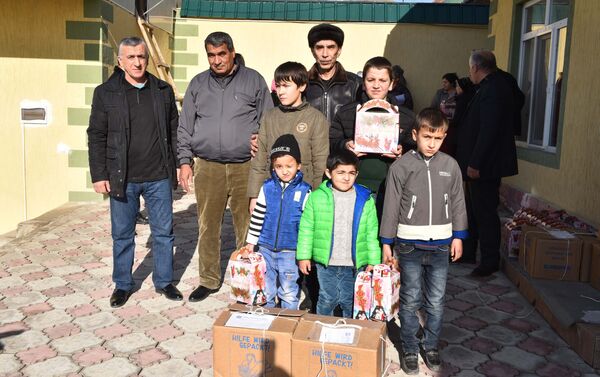 Детям-инвалидам в Душанбе раздали подарки к Новому году - Sputnik Таджикистан