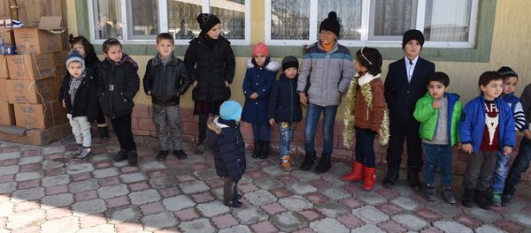 Ба кӯдакони маъюб тӯҳфаҳои солинавӣ тақдим карданд - Sputnik Тоҷикистон