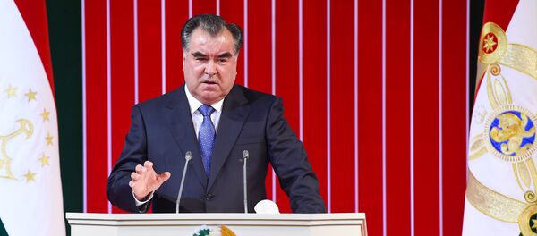 Президенти Тоҷикистон Эмомалӣ Раҳмон, акс аз бойгонӣ Президенти Тоҷикистон Эмомалӣ Раҳмон, акс аз бойгонӣ - Sputnik Тоҷикистон