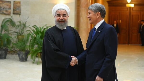 Президент Алмазбек Атамбаев встретился с главой Ирана Хасаном Роухани в узком формате в Бишкеке - Sputnik Таджикистан