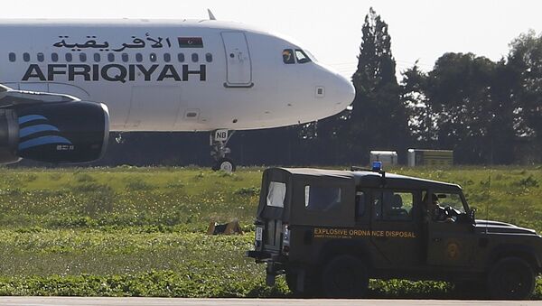 Захваченный ливийский самолет в аэропорту Мальты - Sputnik Таджикистан