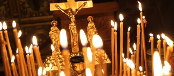 Распятие и свечи, архивное фото Распятие и свечи, архивное фото - Sputnik Таджикистан